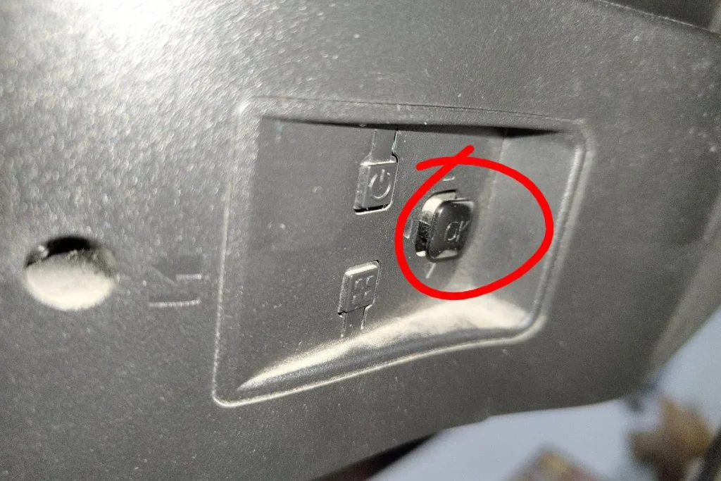 دکمه ریست سخت افزاری تلویزیون اسنوا